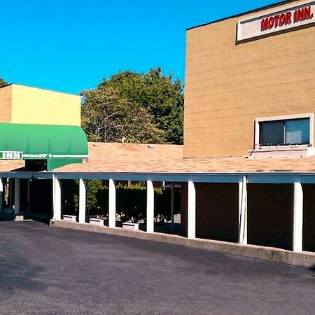 Americana Inn Farmingdale Exterior photo